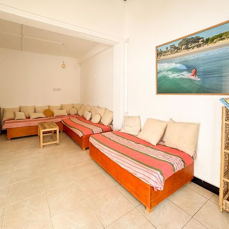 Lucky'S Surf Camp Bed & Breakfast Weligama Bagian luar foto