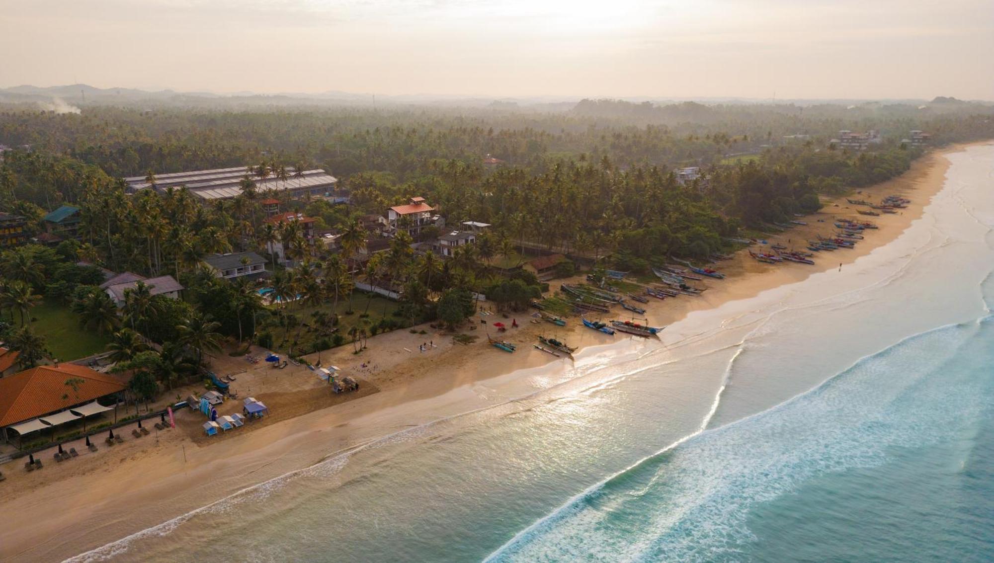 Lucky'S Surf Camp Bed & Breakfast Weligama Bagian luar foto