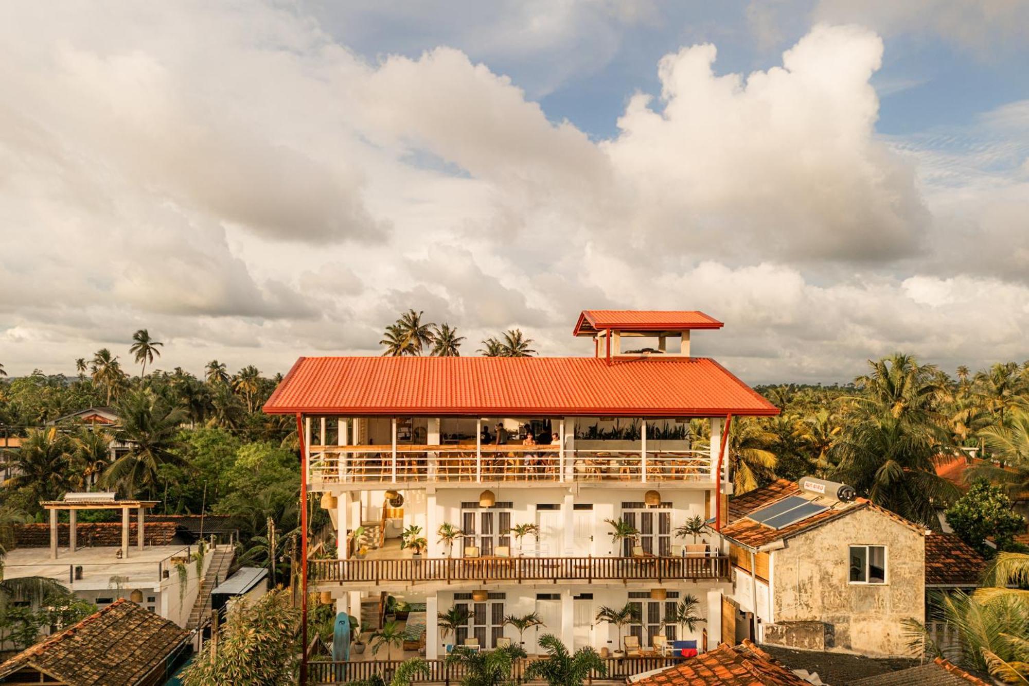 Lucky'S Surf Camp Bed & Breakfast Weligama Bagian luar foto
