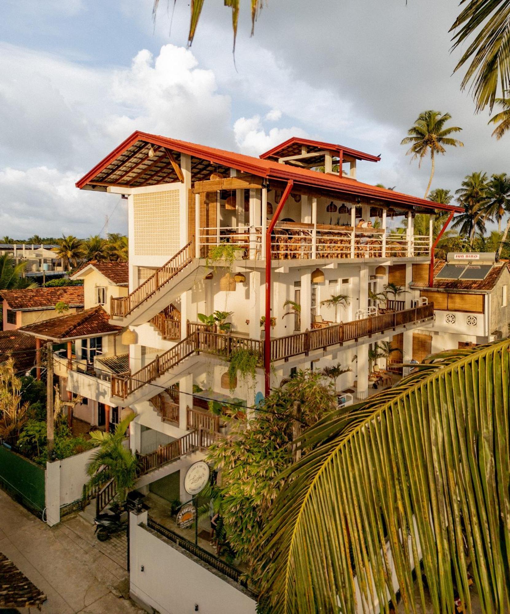 Lucky'S Surf Camp Bed & Breakfast Weligama Bagian luar foto