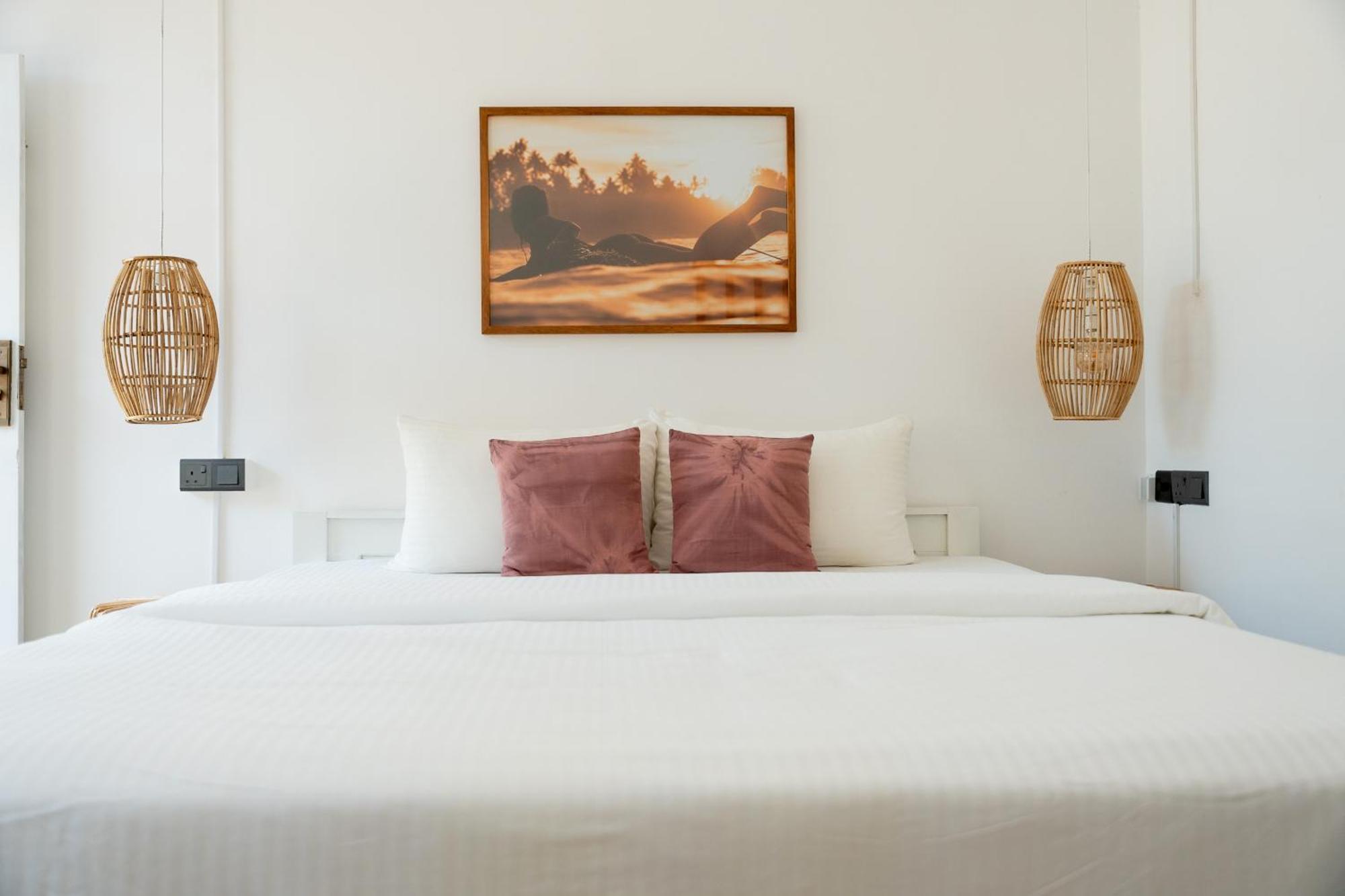 Lucky'S Surf Camp Bed & Breakfast Weligama Bagian luar foto