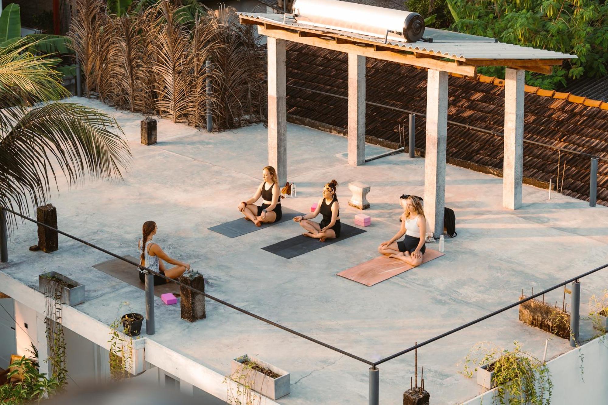 Lucky'S Surf Camp Bed & Breakfast Weligama Bagian luar foto
