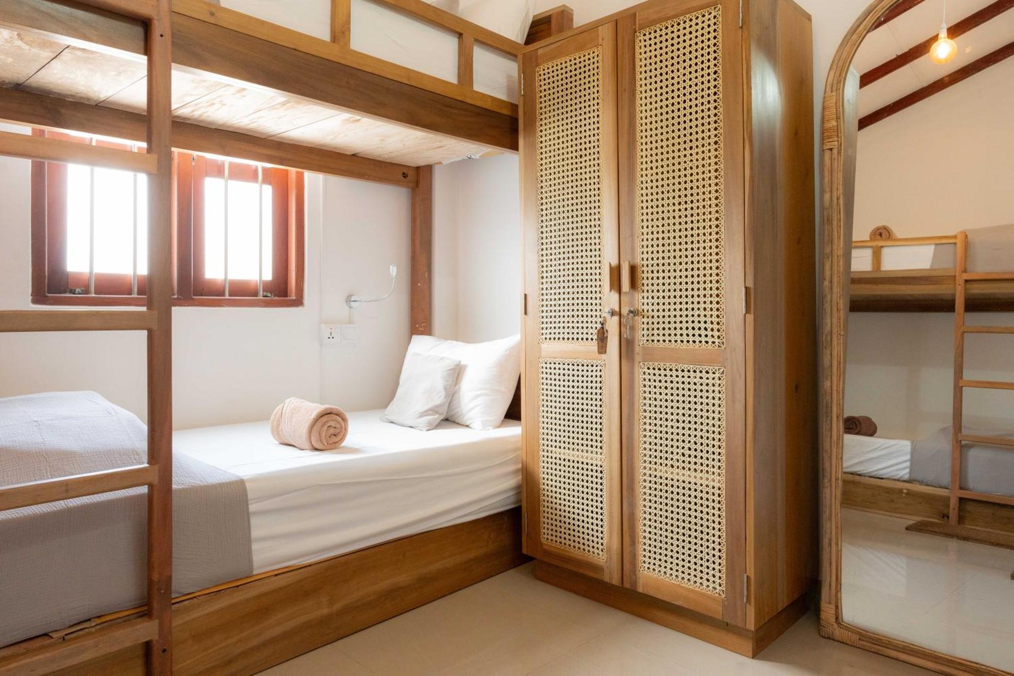 Lucky'S Surf Camp Bed & Breakfast Weligama Bagian luar foto