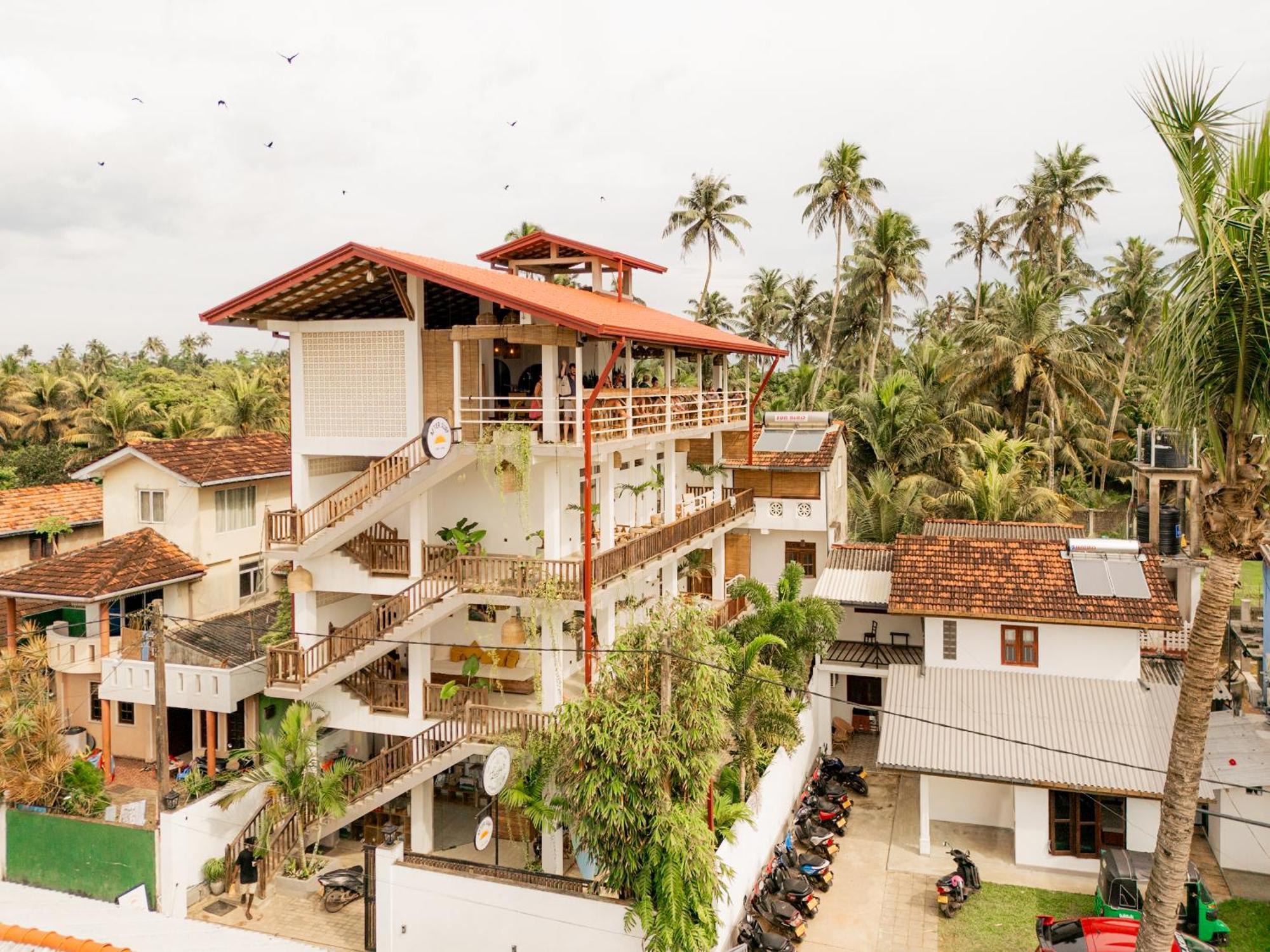 Lucky'S Surf Camp Bed & Breakfast Weligama Bagian luar foto