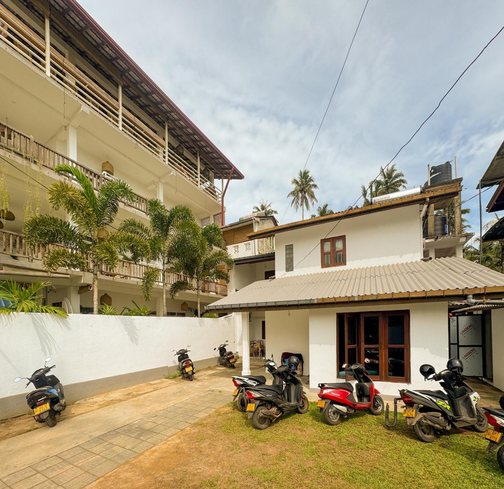 Lucky'S Surf Camp Bed & Breakfast Weligama Bagian luar foto