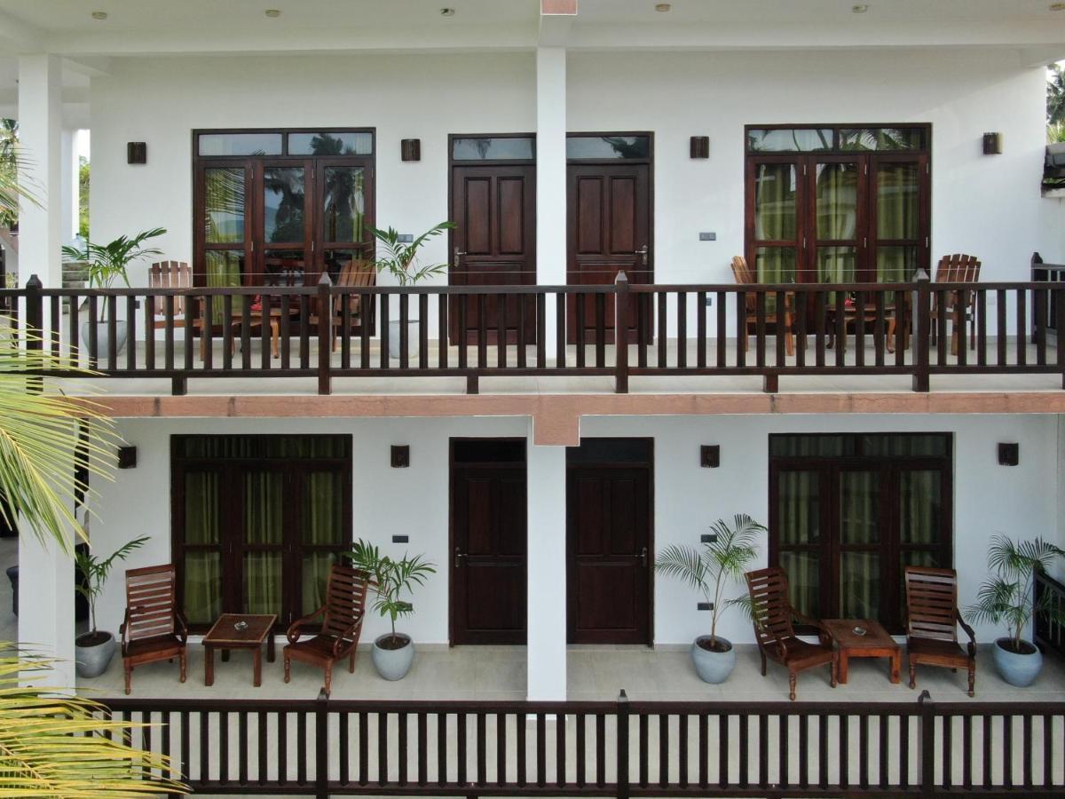 Lucky'S Surf Camp Bed & Breakfast Weligama Bagian luar foto